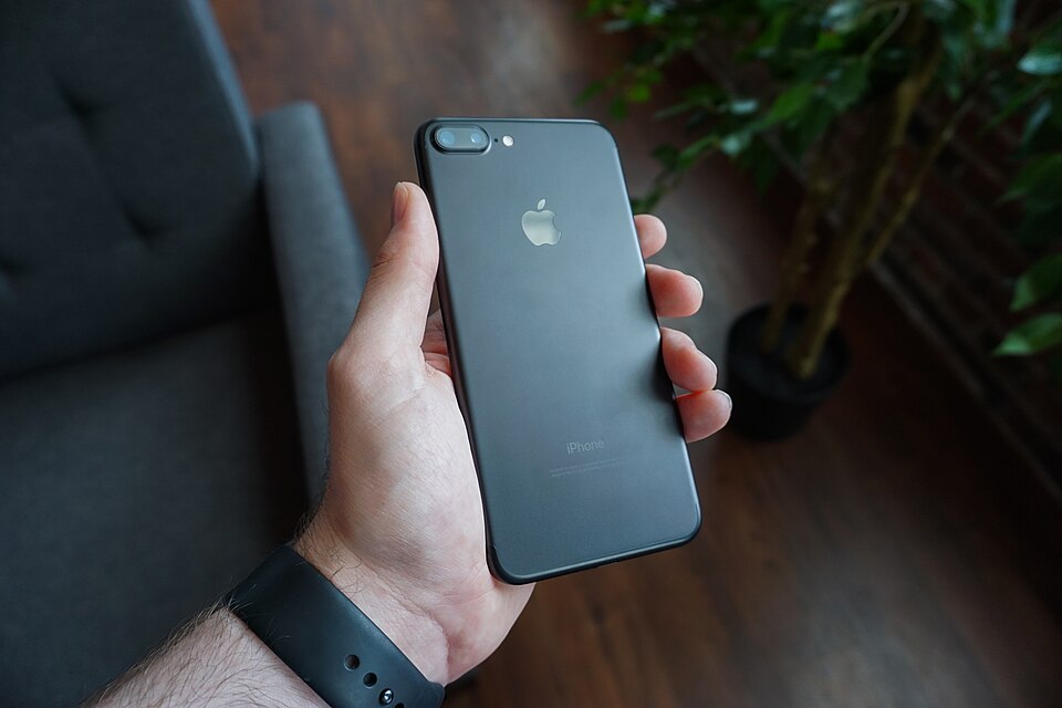 Một bàn tay đang cầm một chiếc iPhone màu đen