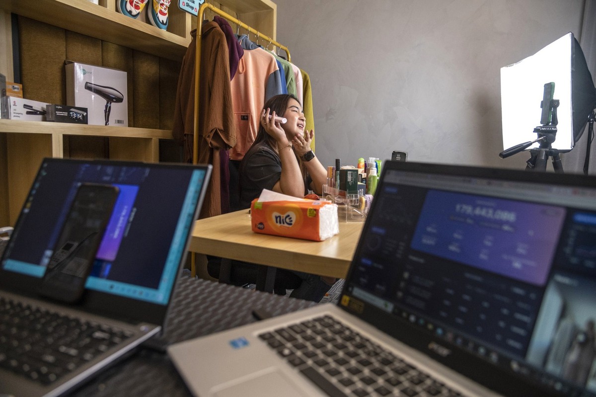 Người bán hàng giới thiệu sản phẩm trước điện thoại trong buổi livestream