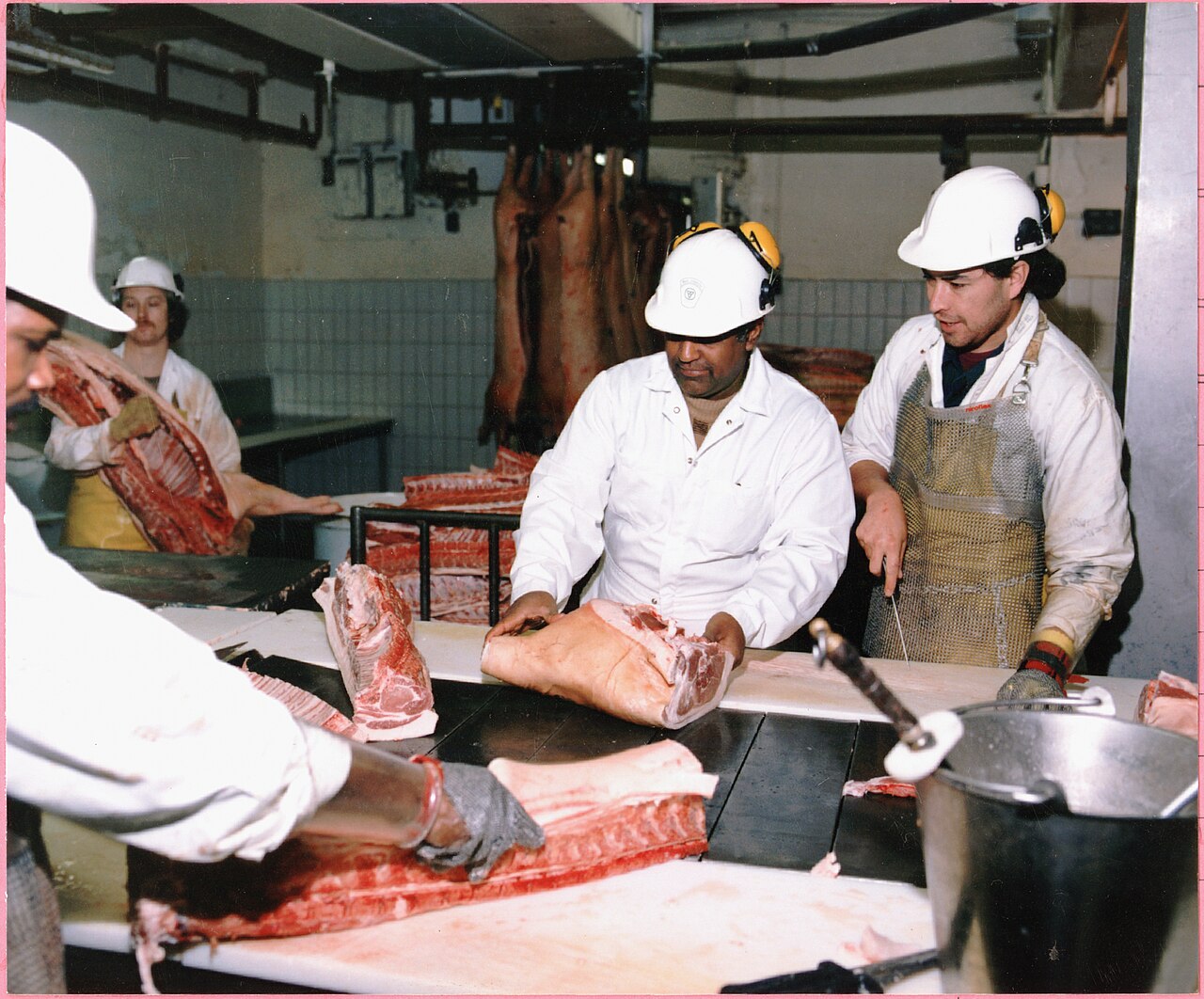 Bắt Hơn 6 Tấn Nầm Lợn Hôi Thối Tuồn Qua Biên Giới: Lời Cảnh Báo Cho Chuỗi F&B