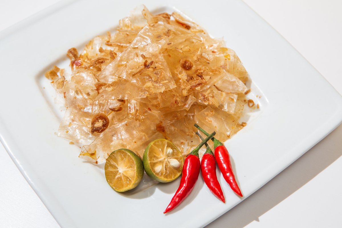 Đĩa bánh tráng trộn được trình bày đẹp mắt với tắc và ớt tươi