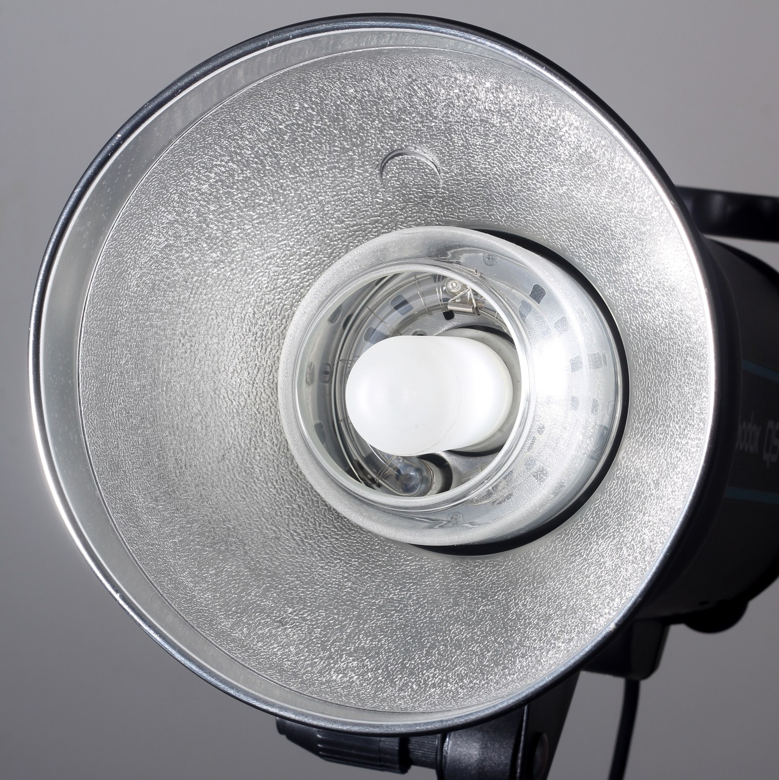 Đầu đèn studio với chóa phản quang kim loại, thiết bị tạo ánh sáng chính cho ảnh sản phẩm và chân dung