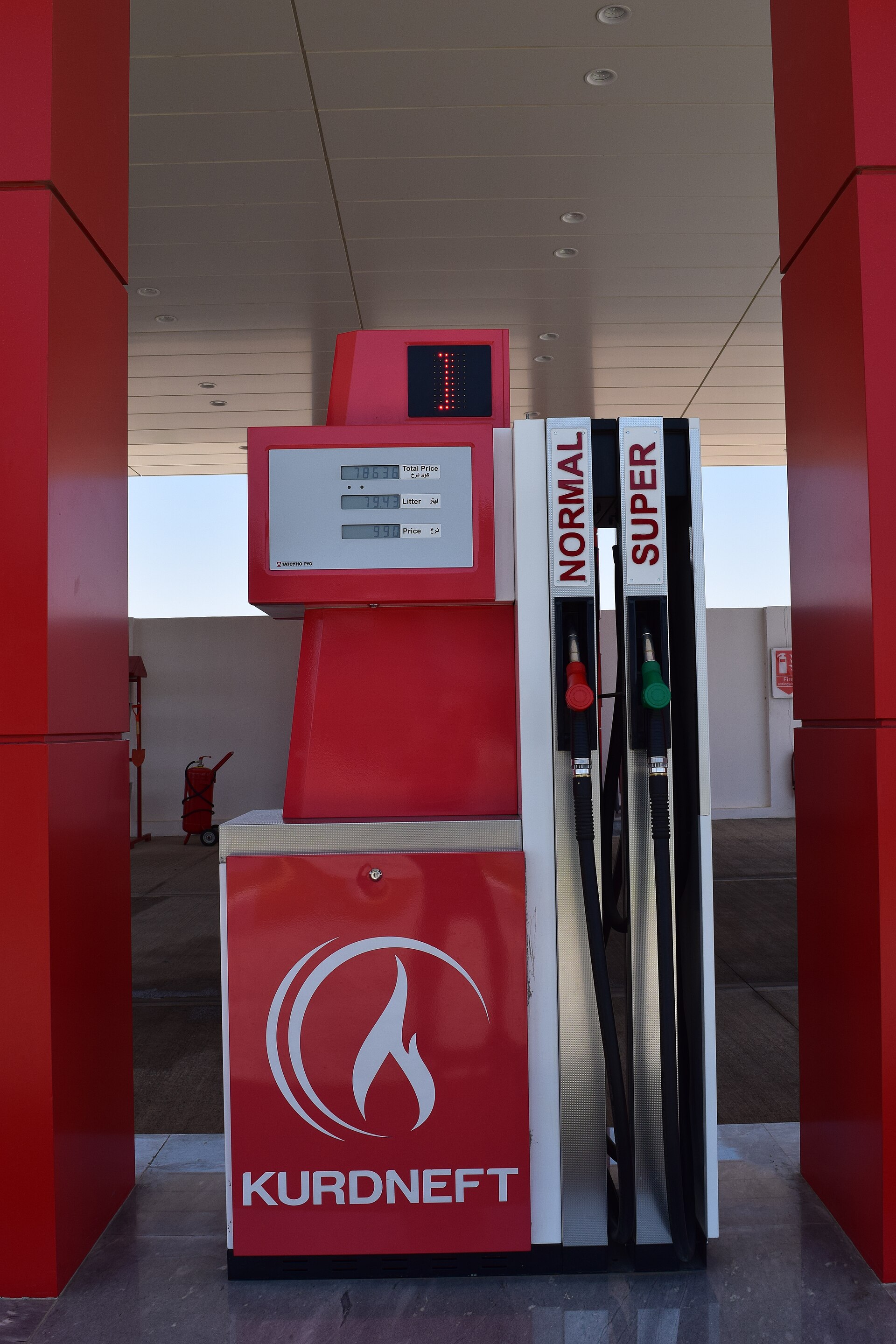 Người đi xe máy đổ xăng tại cây xăng Petrolimex ở Việt Nam ban ngày