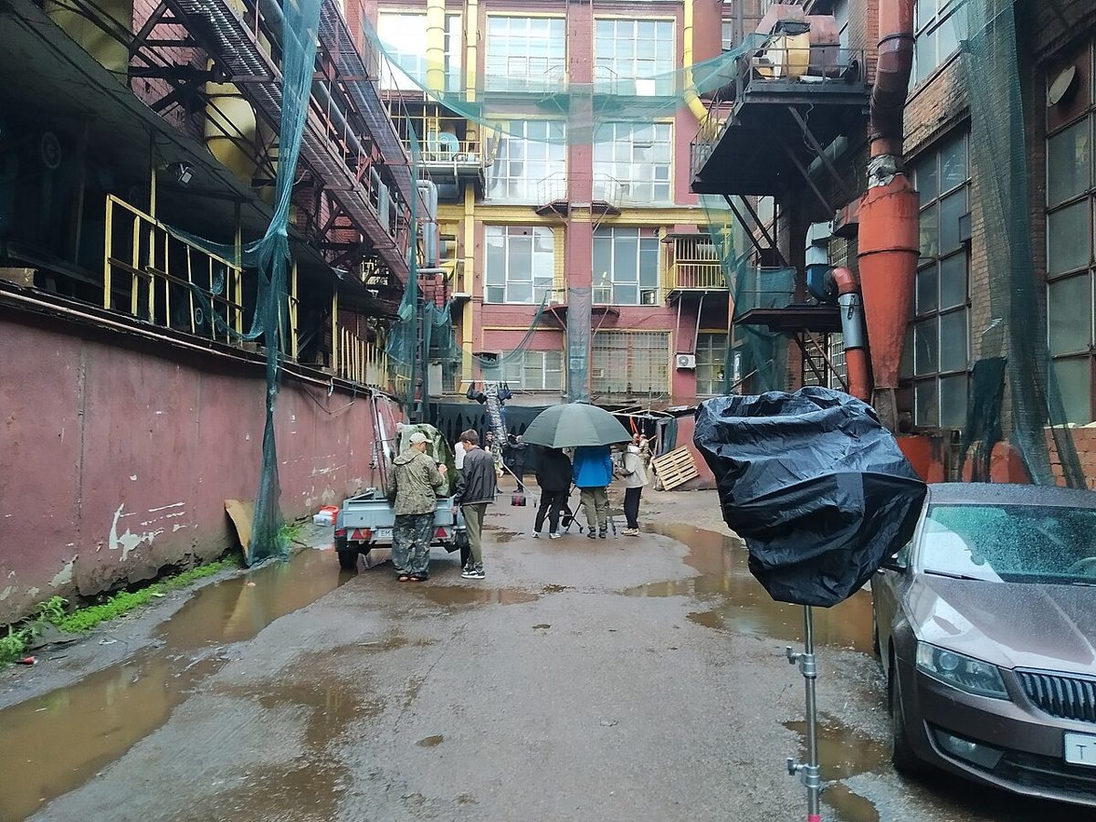 Ảnh minh họa: Đoàn làm phim đang chuẩn bị quay trong sân khu nhà gạch, minh họa hậu trường quay phim (không phải đoàn phim Đặc Công Rừng Sác).