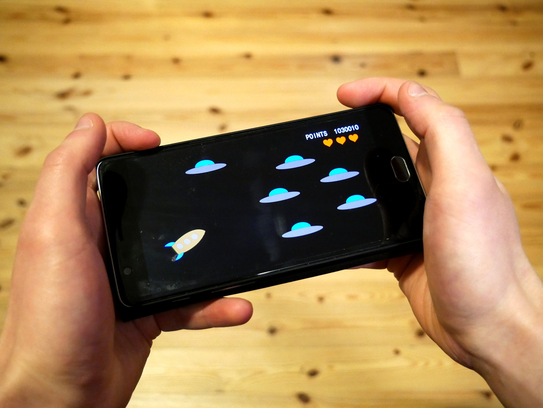 Tay cầm điện thoại chơi game với hình ảnh nhiều màu sắc