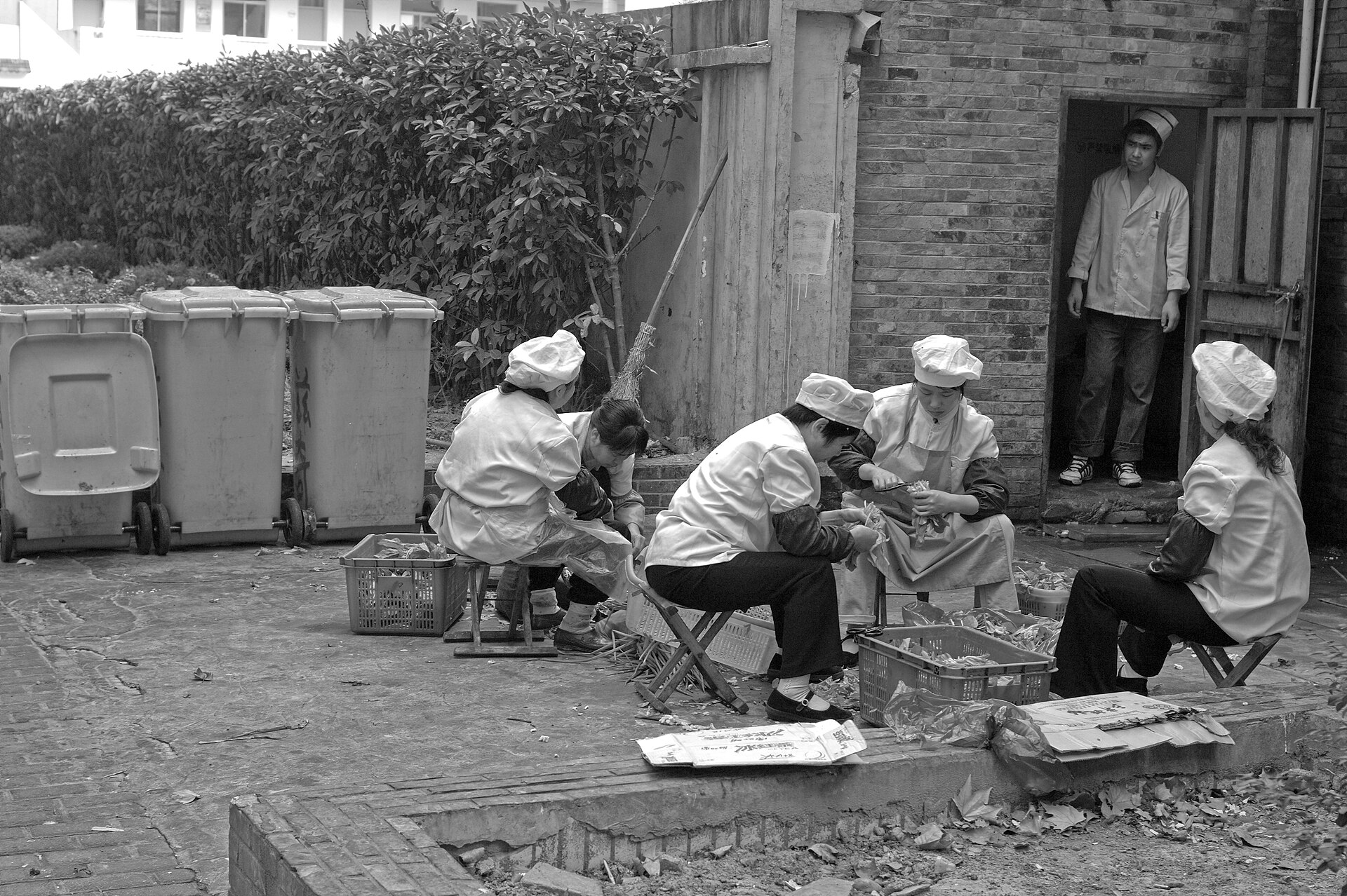 Ảnh minh họa: Bàn tay trẻ nhỏ chạm vào tô kem trong bếp