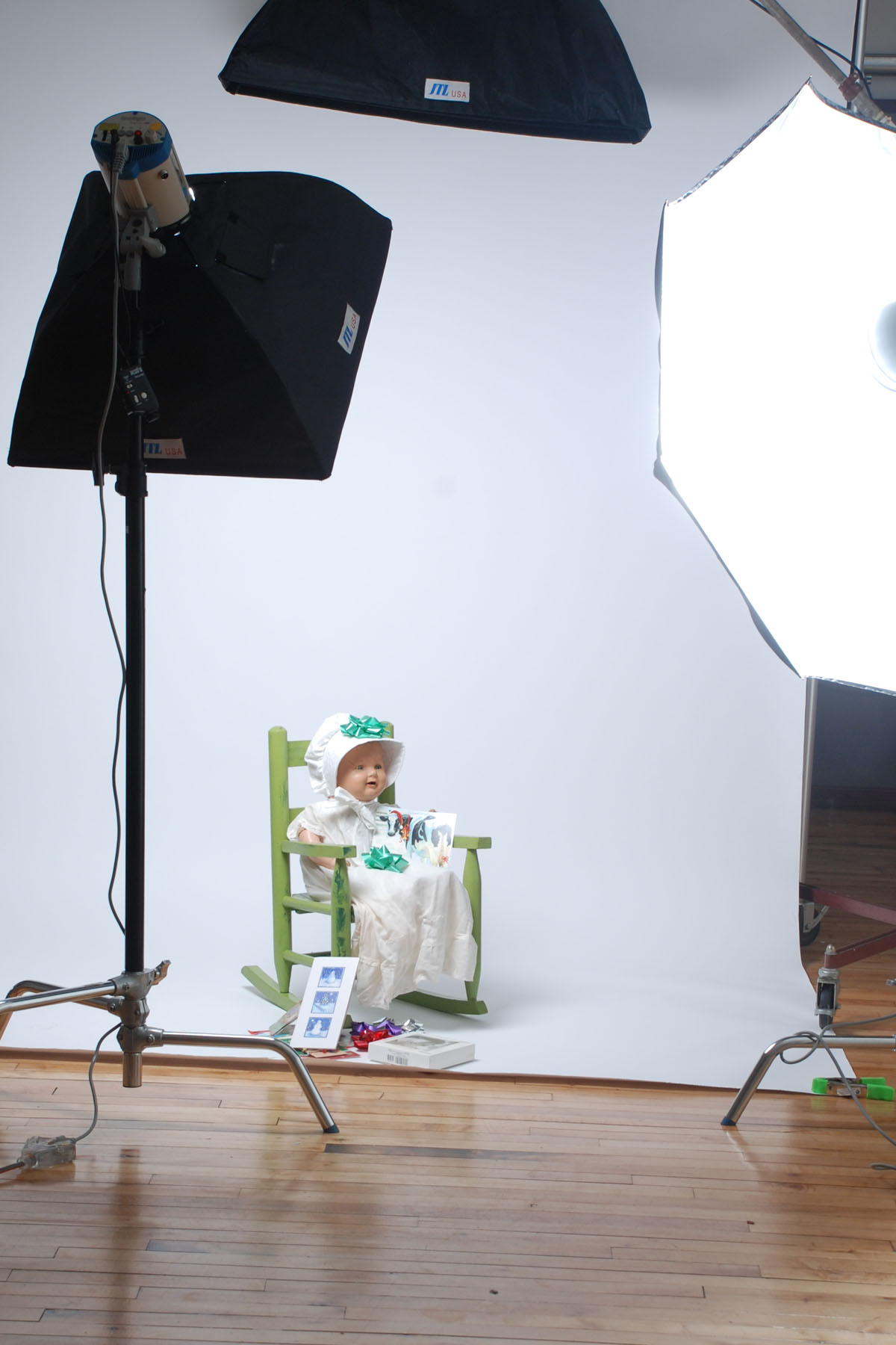 Góc studio với hai đèn softbox hai bên và phông nền trắng liền mạch, minh họa sơ đồ đánh sáng cơ bản