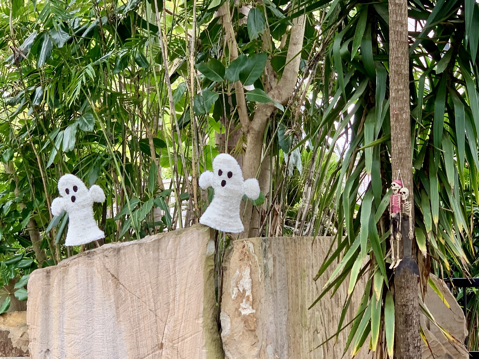 Đồ trang trí Halloween ma trắng tại nhà