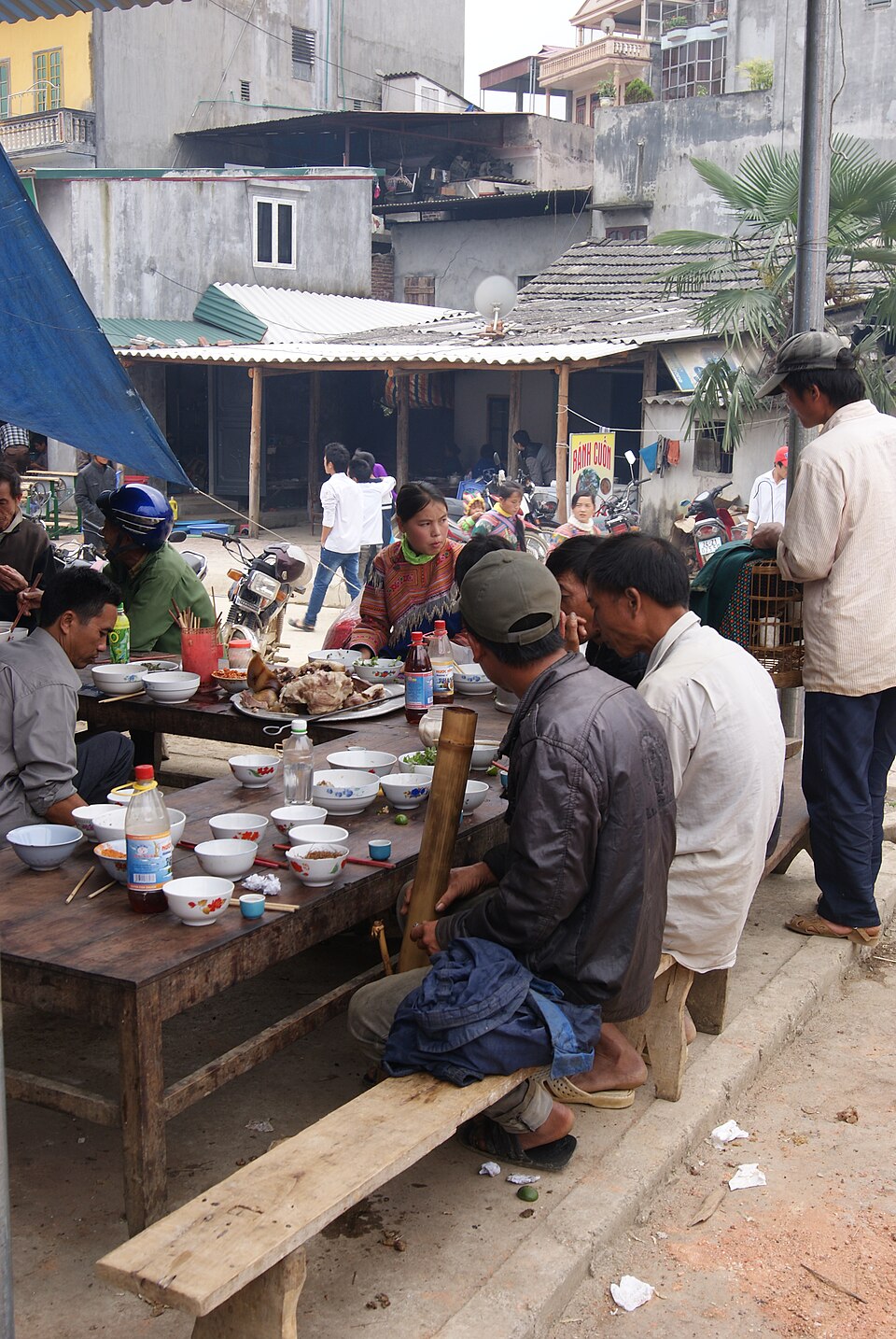 Khung cảnh quán ăn ngoài trời tại chợ phiên ở Việt Nam