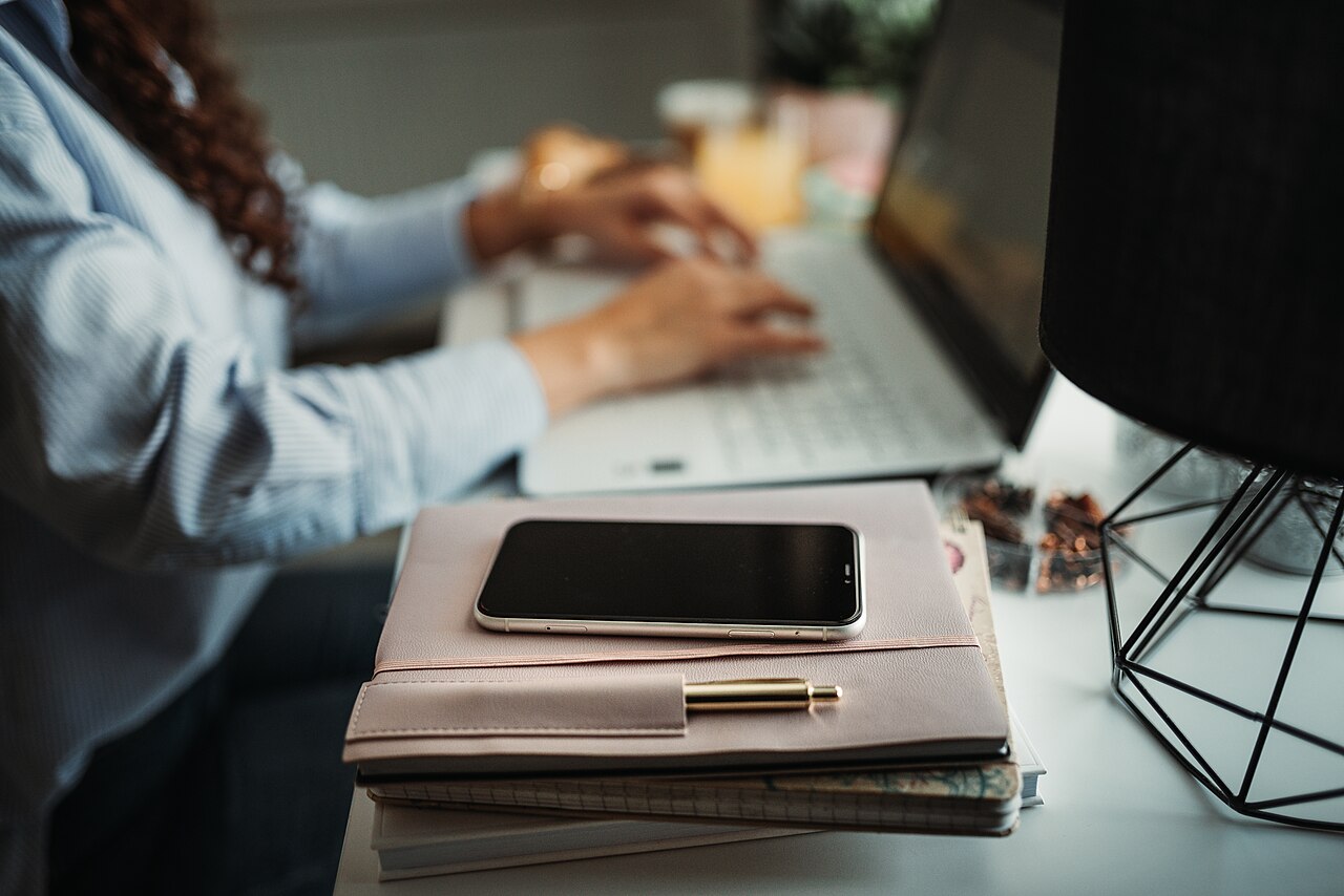 Dùng AI dịch tài liệu và email tiếng Anh cho người đi làm: 10 câu lệnh mẫu chuẩn ngữ cảnh
