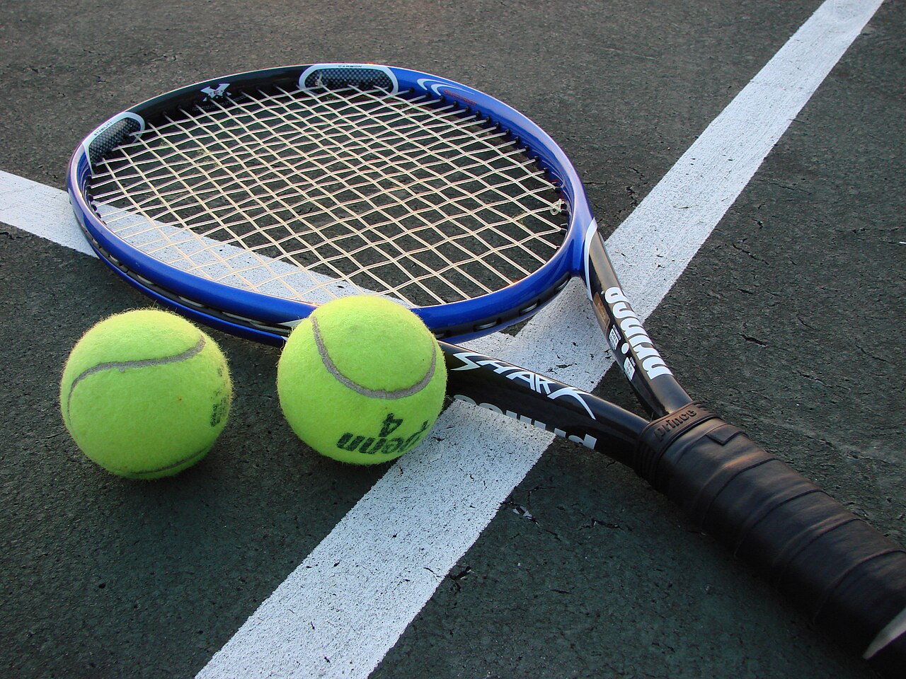 Chơi tennis cho người mới bắt đầu: cách chọn vợt, luật cơ bản và chi phí sân tập ở Việt Nam