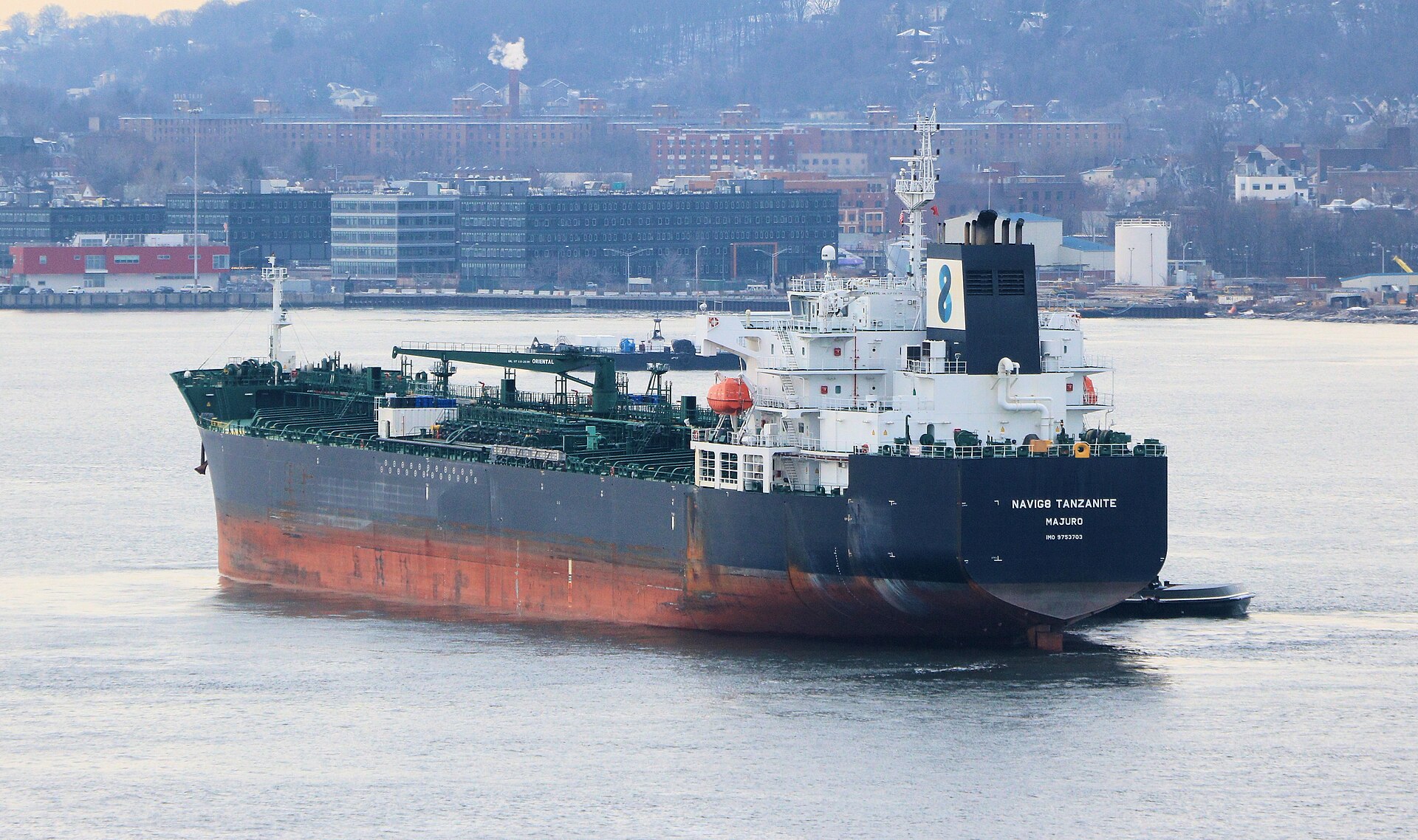 Người đi xe máy đổ xăng tại cây xăng Petrolimex ở Việt Nam ban ngày