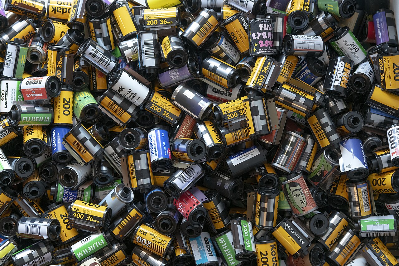 Ảnh minh họa: Nhiều cuộn phim 35mm xếp chồng, biểu tượng của điện ảnh.