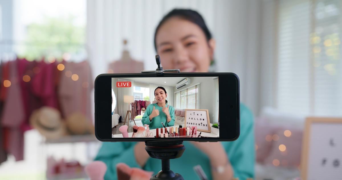 Người bán hàng livestream giới thiệu sản phẩm qua điện thoại