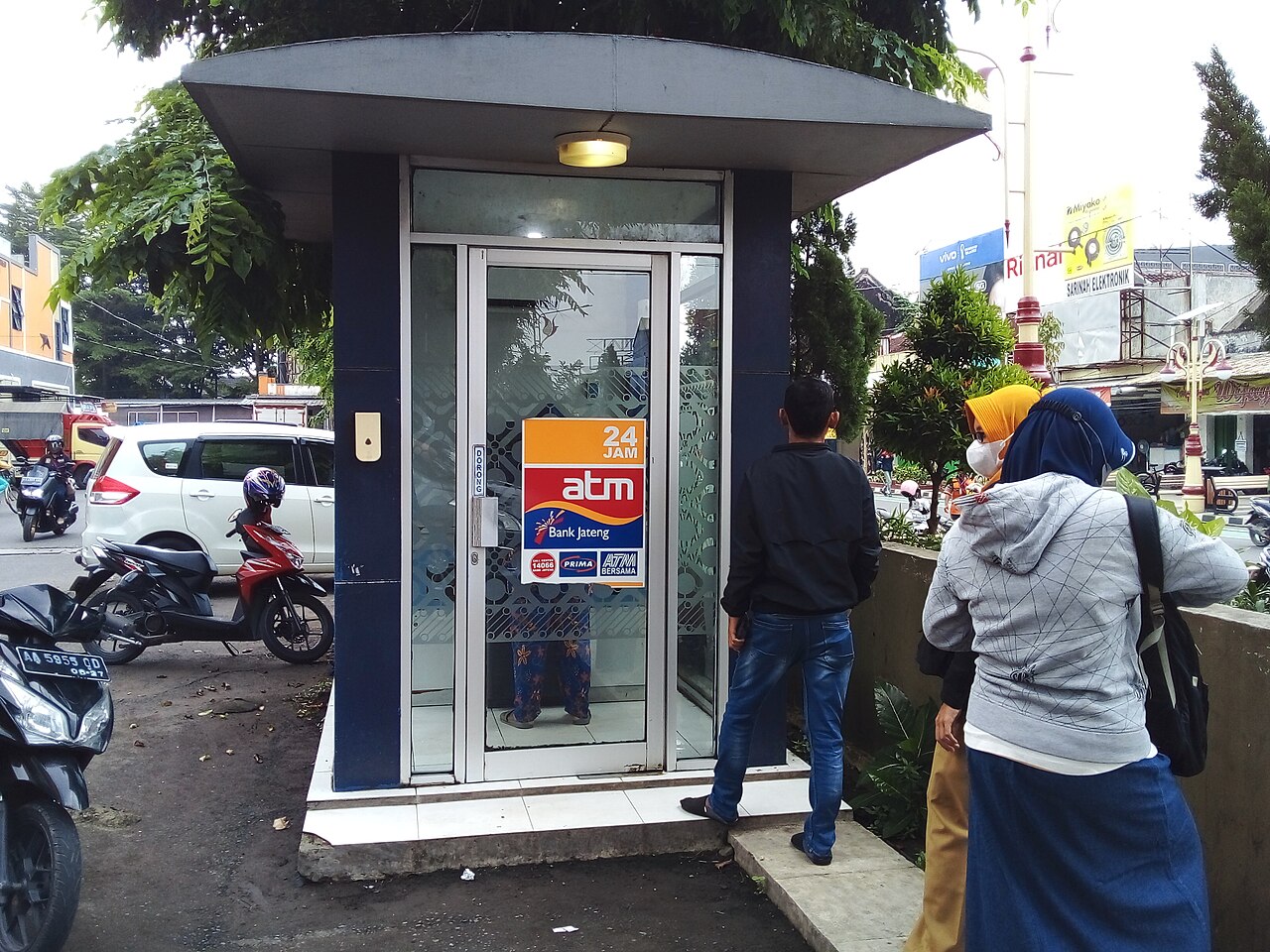 Ảnh minh họa: Người dân xếp hàng trước buồng máy ATM.