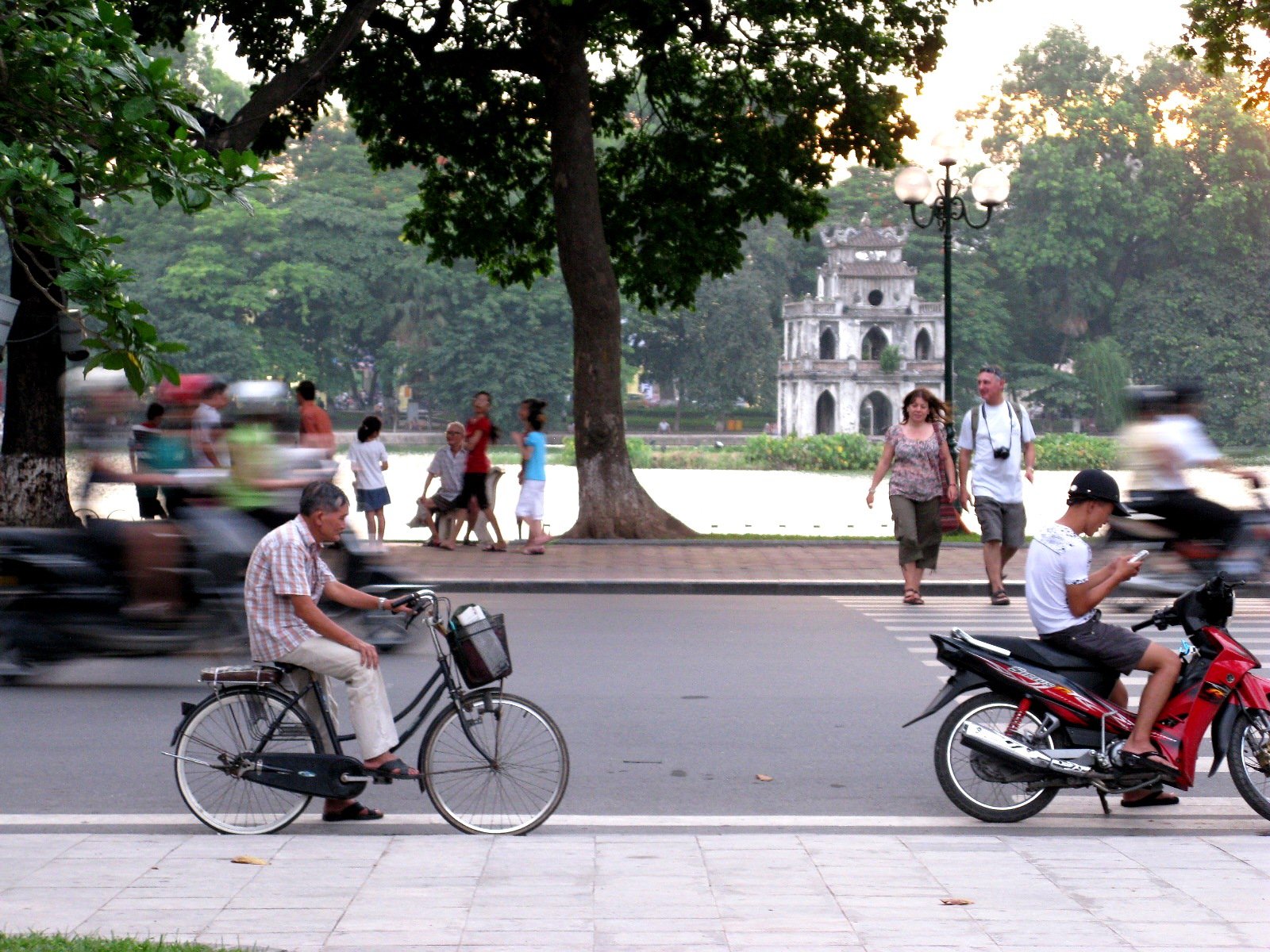 Ảnh minh họa: Giao thông xe máy trên đường phố Việt Nam, minh họa bài học an toàn giao thông (không phải hiện trường vụ tai nạn ở Hải Phòng).