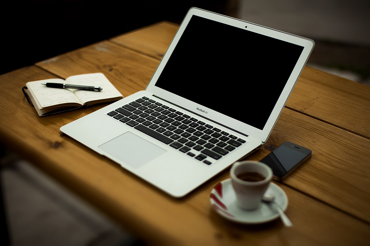 Góc làm việc tại nhà gọn gàng với laptop, sổ tay và điện thoại