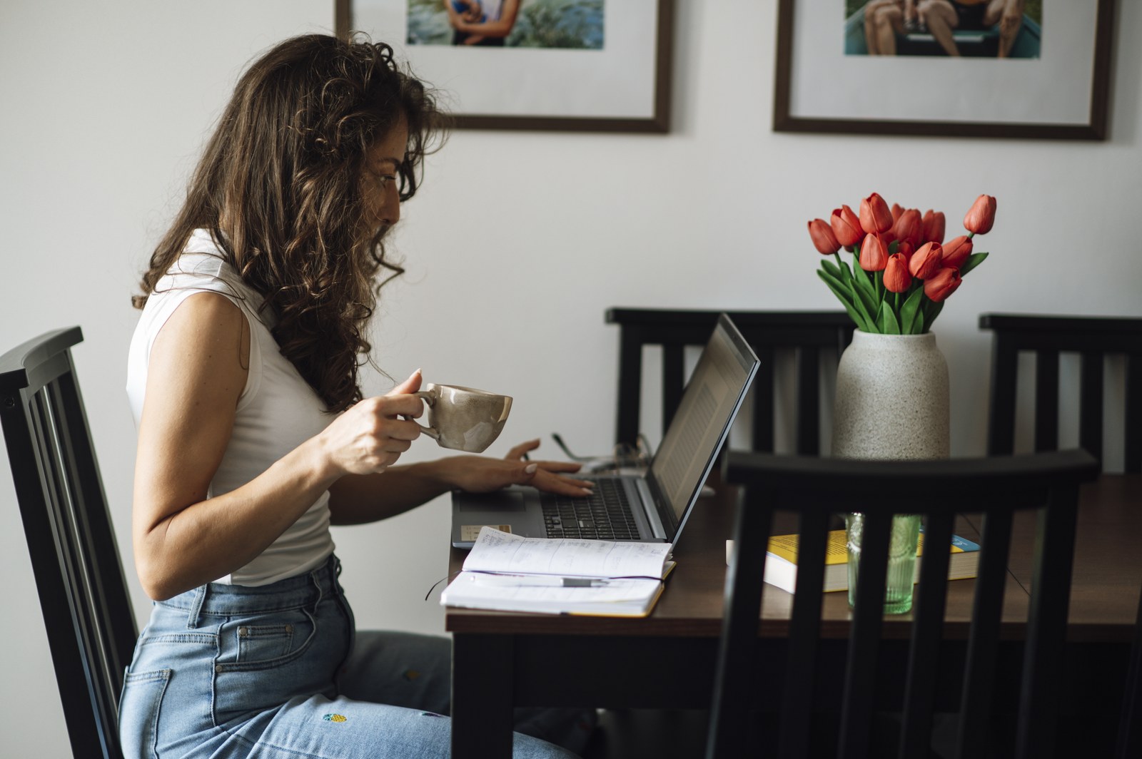 Chủ shop nhỏ ngồi làm việc với laptop tại nhà để soạn email bán hàng
