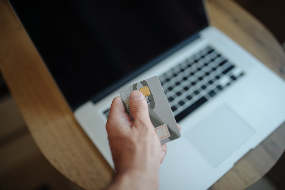 Người dùng kiểm tra sao kê thẻ tín dụng trên laptop