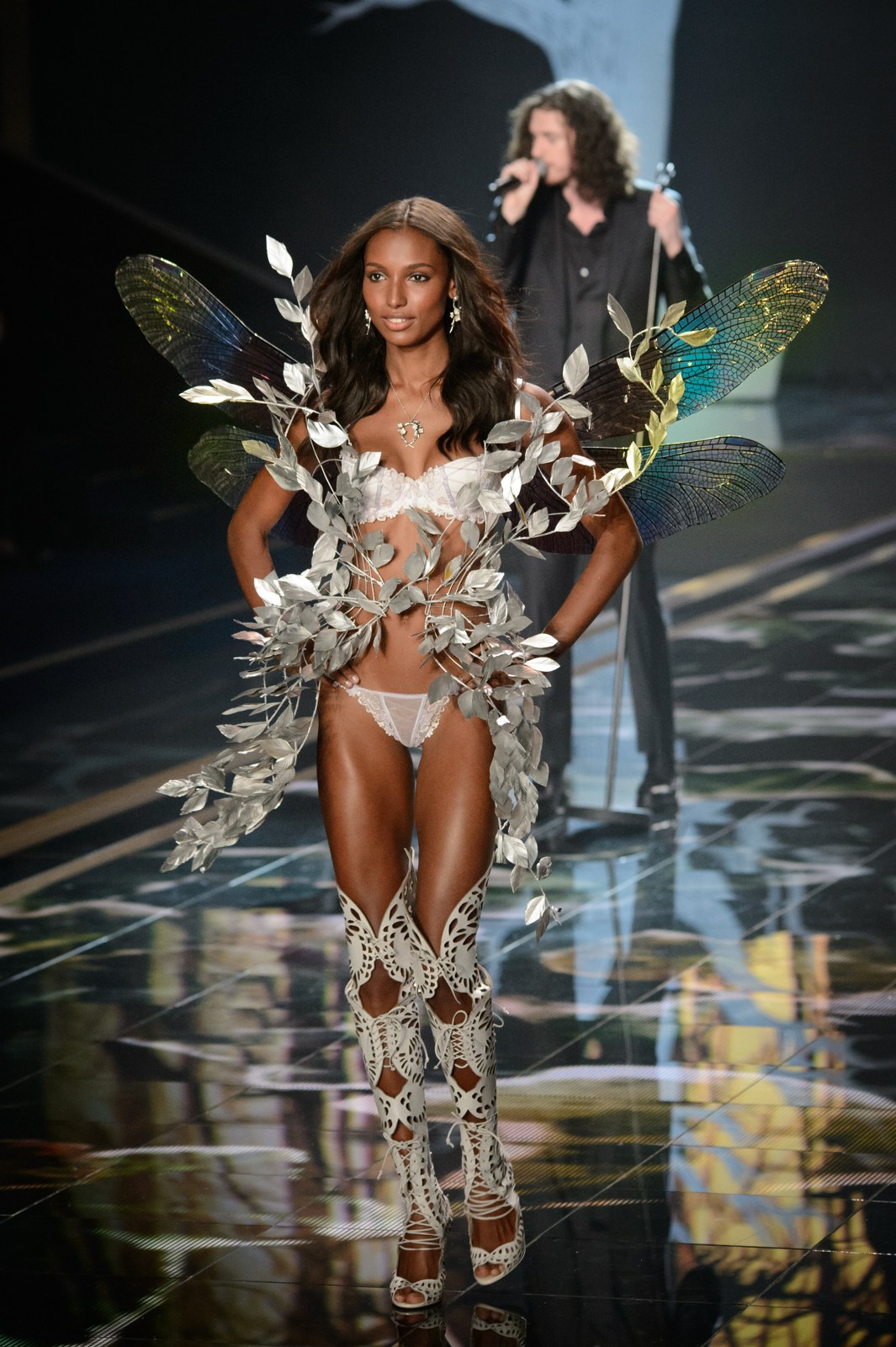 Đầm Lông Vũ Jade Distinguin: Bài Học Định Vị Tại Victoria's Secret