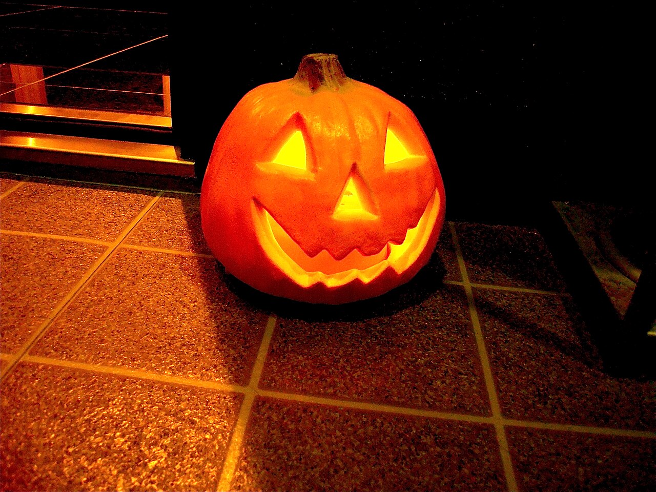 Tổ chức Halloween tại nhà cho trẻ em: trang trí rẻ đẹp, 8 trò chơi và lưu ý an toàn