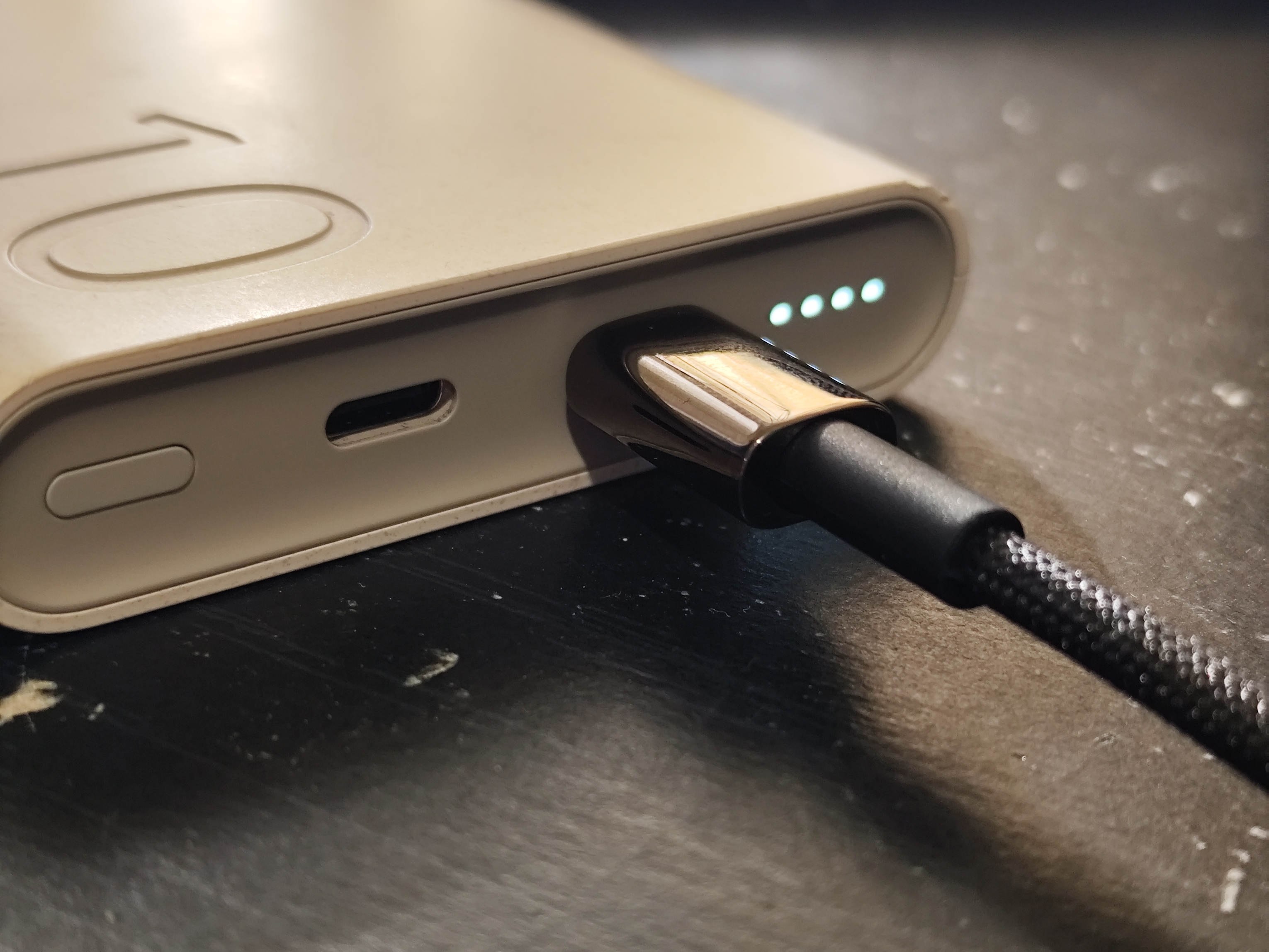 OPPO Ra Mắt Sạc Dự Phòng 10.000mAh Tích Hợp Cáp USB-C 22,5W, Giá 598 Ngàn Đồng