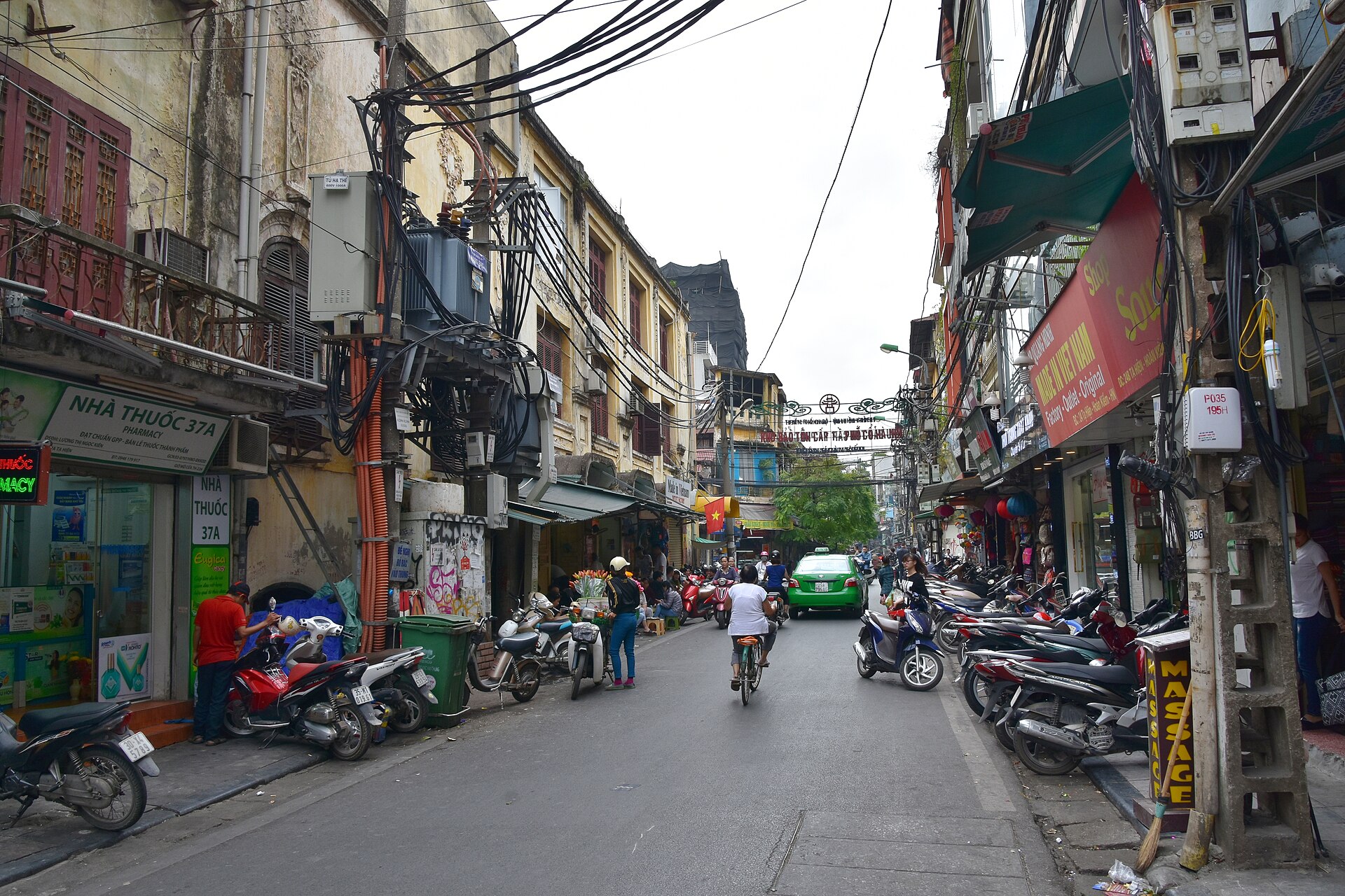 Phố cổ Hà Nội với xe máy và cửa hàng hai bên đường