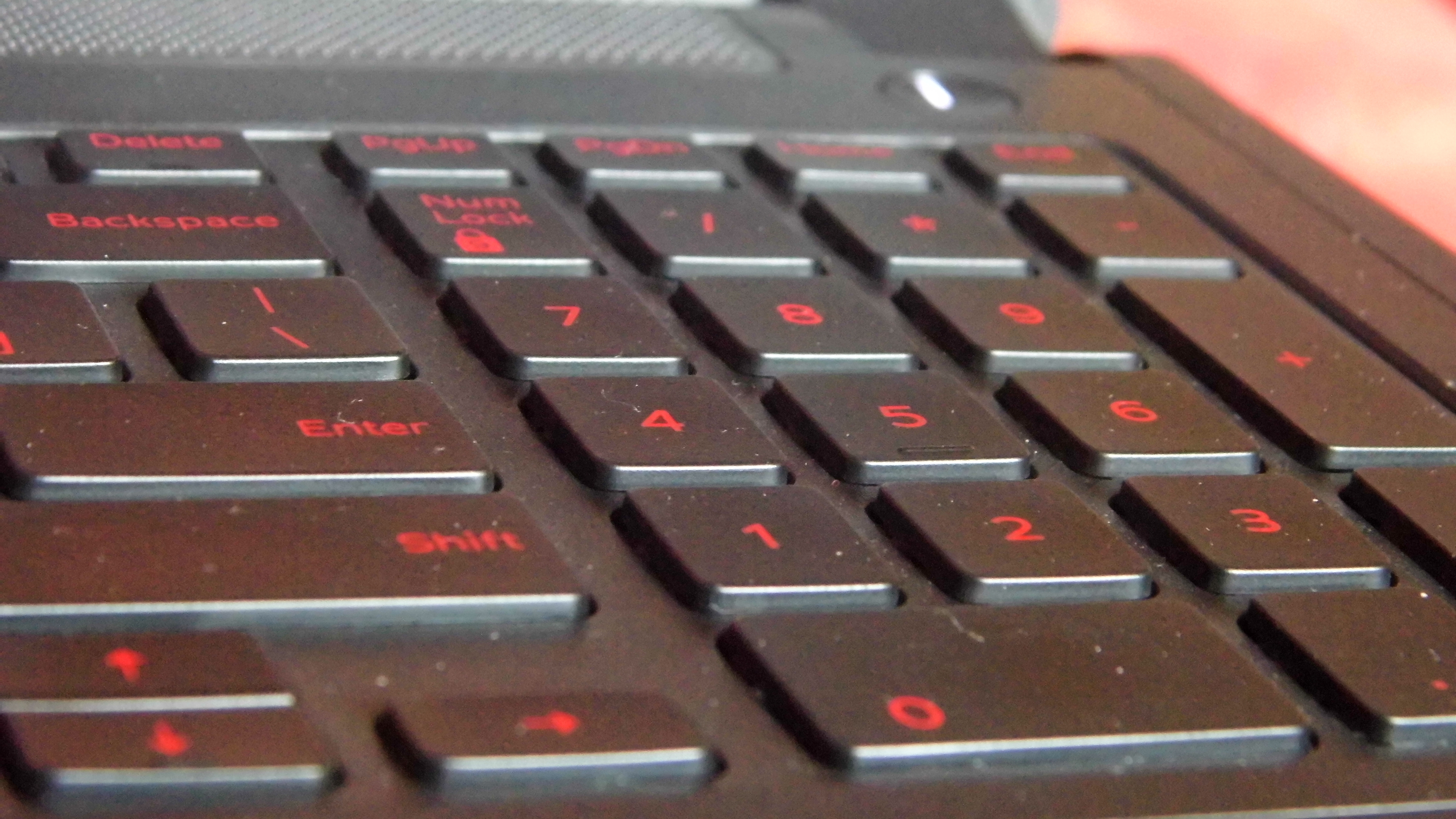 Tay gõ số trên bàn phím số của laptop