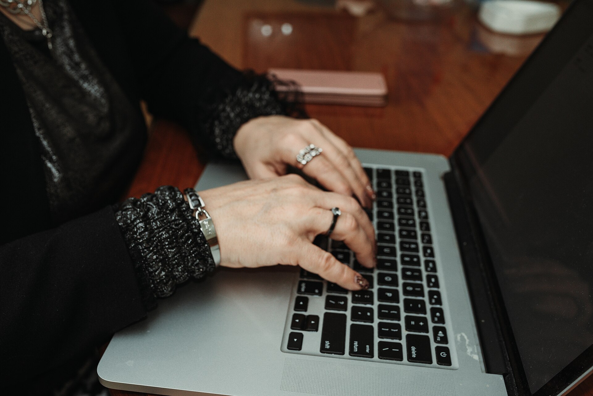 Dùng AI Viết Email Công Việc Nhanh Hơn: 7 Bước Soạn, Kiểm Tra Và Gửi Không Lộ Thông Tin Nhạy Cảm
