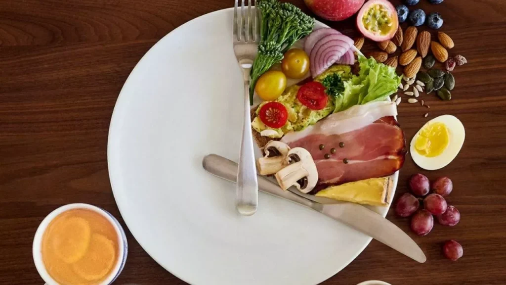 Khay ăn theo giờ 16:8 với thực phẩm lành mạnh và trà