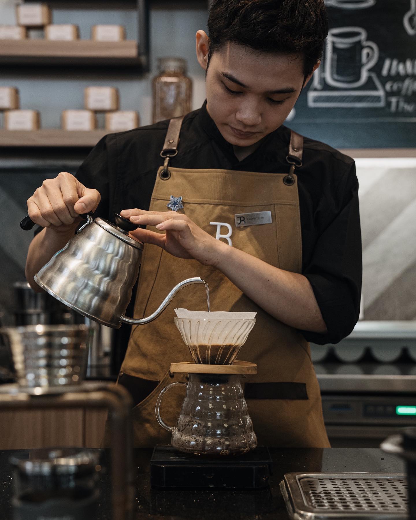 Barista rót nước pha cà phê phin giấy V60 tại quán