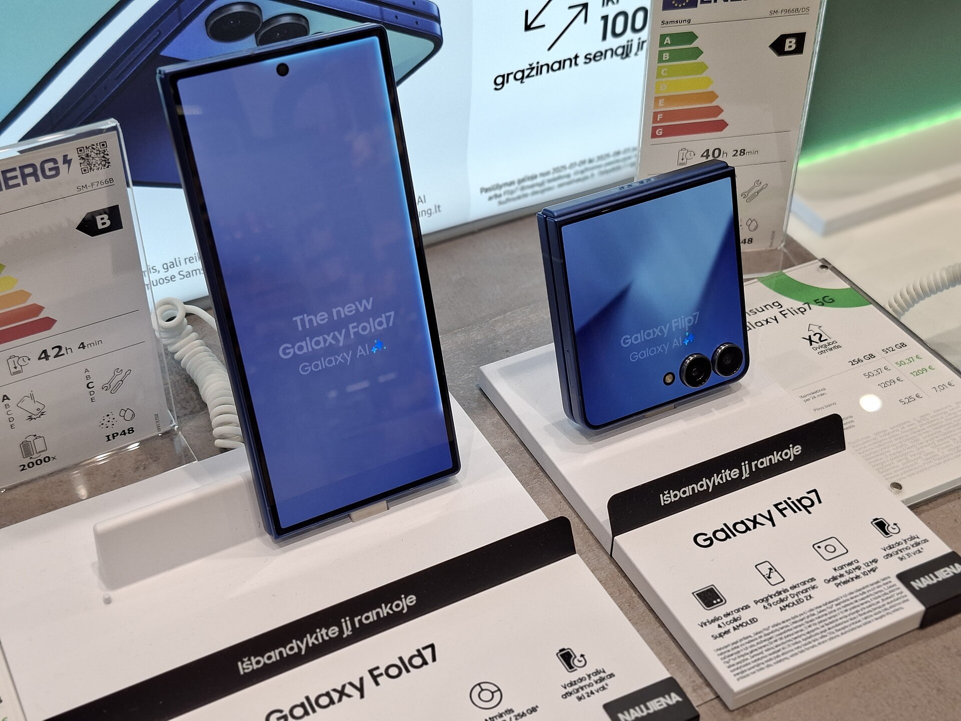 Ảnh minh họa: Galaxy Z Fold7 và Galaxy Z Flip7 thật tại cửa hàng