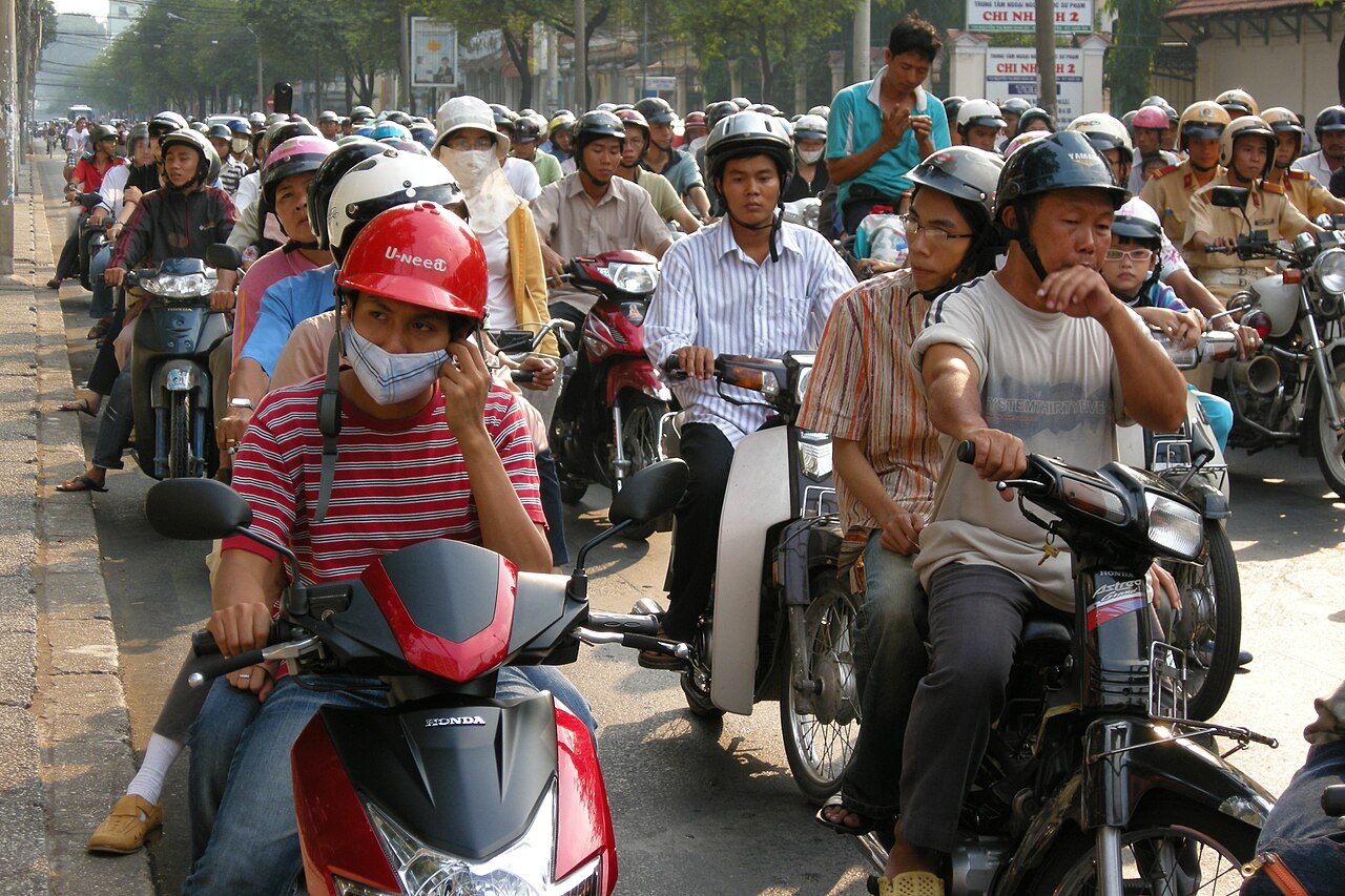 Đường phố đông đúc xe máy tại TP.HCM, minh họa nhu cầu thuê trọ của người lao động đô thị