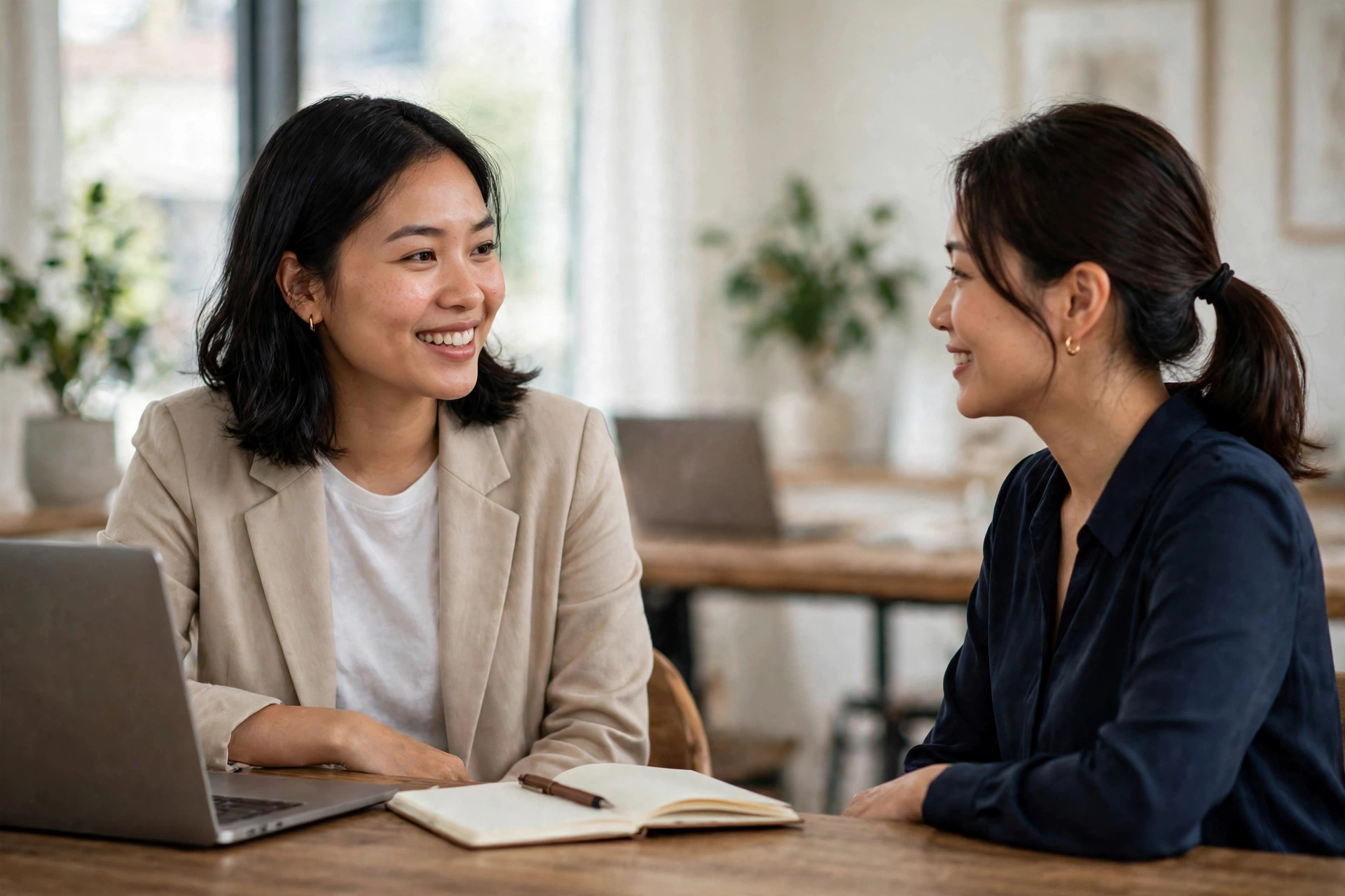 Ứng viên nữ trao đổi với nhà tuyển dụng trong phòng họp sáng sủa khi đàm phán lương